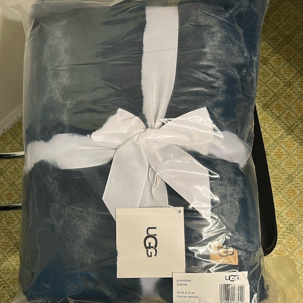 BRAND NEW Ugg throw